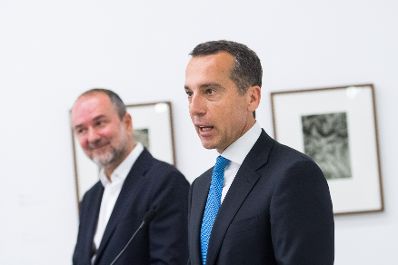 Am 28. Juli 2017 luden Bundeskanzler Christian Kern (r.) und Kunst- und Kulturminister Thomas Drozda (l.) zum Cocktailempfang im Museum der Moderne anl&auml;sslich der Salzburger Festspiele.