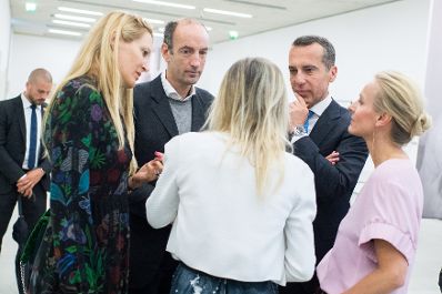 Am 28. Juli 2017 luden Bundeskanzler Christian Kern (r.) und Kunst- und Kulturminister Thomas Drozda zum Cocktailempfang im Museum der Moderne anl&auml;sslich der Salzburger Festspiele. Im Bild mit Eva Dichand (l.) und Christoph Dichand (m.).