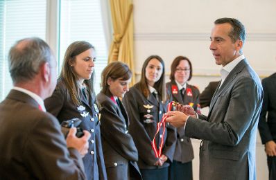 Am 31. Juli 2017 empfing Bundeskanzler Christian Kern (r.) die Feuerwehr- WeltmeisterInnen der Freiwilligen Feuerwehr Rudersdorf.