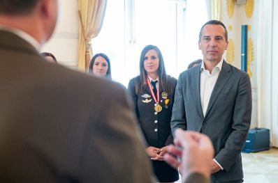 Am 31. Juli 2017 empfing Bundeskanzler Christian Kern (r.) die Feuerwehr- WeltmeisterInnen der Freiwilligen Feuerwehr Rudersdorf.