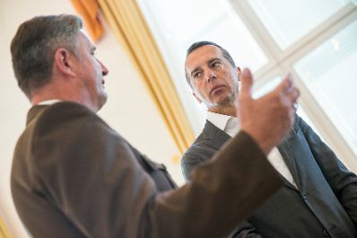 Am 31. Juli 2017 empfing Bundeskanzler Christian Kern (r.) die Feuerwehr- WeltmeisterInnen der Freiwilligen Feuerwehr Rudersdorf.