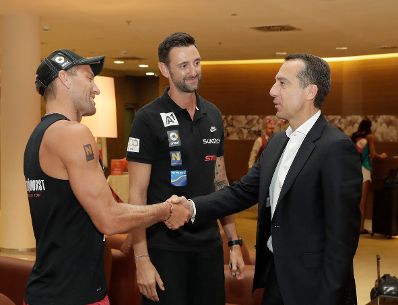 Am 4. August 2017 traf Bundeskanzler Christian Kern (r.) das &ouml;sterreichische Beach-Volleyball-Duo Clemens Doppler (m.) und Alexander Horst (l.).