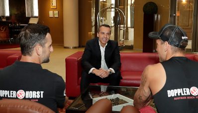 Am 4. August 2017 traf Bundeskanzler Christian Kern (im Bild) das &ouml;sterreichische Beach-Volleyball-Duo Clemens Doppler und Alexander Horst.