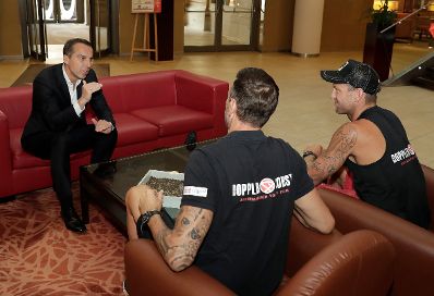 Am 4. August 2017 traf Bundeskanzler Christian Kern (im Bild) das &ouml;sterreichische Beach-Volleyball-Duo Clemens Doppler und Alexander Horst.