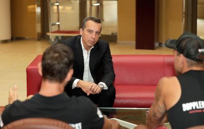 Am 4. August 2017 traf Bundeskanzler Christian Kern (im Bild) das &ouml;sterreichische Beach-Volleyball-Duo Clemens Doppler und Alexander Horst.