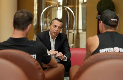 Am 4. August 2017 traf Bundeskanzler Christian Kern (im Bild) das &ouml;sterreichische Beach-Volleyball-Duo Clemens Doppler und Alexander Horst.