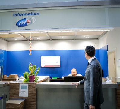 Am 8. August 2017 besuchte Bundeskanzler Christian Kern (r.) das AMS in Steyr.