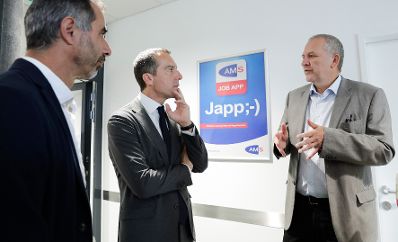 Am 8. August 2017 besuchte Bundeskanzler Christian Kern (m.) das AMS in Steyr.