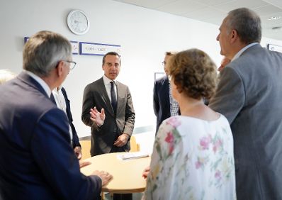 Am 8. August 2017 besuchte Bundeskanzler Christian Kern (m.) das AMS in Steyr.