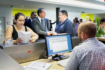 Am 8. August 2017 besuchte Bundeskanzler Christian Kern (m.l.) das AMS in Steyr.