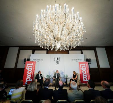 Am 8. August 2017 nahm Bundeskanzler Christian Kern (m.) an der Club 20 Diskussion mit Profil Herausgeber Christian Rainer (l.) und Eva Linsinger (r.) teil.