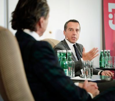 Am 8. August 2017 nahm Bundeskanzler Christian Kern (r.) an der Club 20 Diskussion mit Profil Herausgeber Christian Rainer (l.) und Eva Linsinger teil.