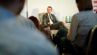 Am 8. August 2017 nahm Bundeskanzler Christian Kern (im Bild) an der Club 20 Diskussion mit Profil Herausgeber Christian Rainer und Eva Linsinger teil.