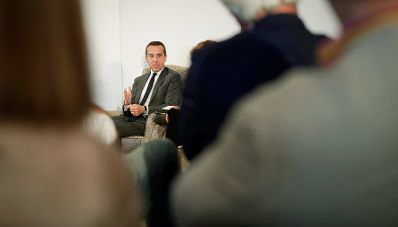 Am 8. August 2017 nahm Bundeskanzler Christian Kern (im Bild) an der Club 20 Diskussion mit Profil Herausgeber Christian Rainer und Eva Linsinger teil.