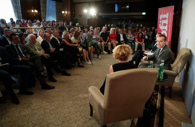 Am 8. August 2017 nahm Bundeskanzler Christian Kern an der Club 20 Diskussion mit Profil Herausgeber Christian Rainer und Eva Linsinger teil.