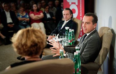 Am 8. August 2017 nahm Bundeskanzler Christian Kern (m.) an der Club 20 Diskussion mit Profil Herausgeber Christian Rainer (l.) und Eva Linsinger (r.) teil.