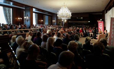 Am 8. August 2017 nahm Bundeskanzler Christian Kern an der Club 20 Diskussion mit Profil Herausgeber Christian Rainer und Eva Linsinger teil.