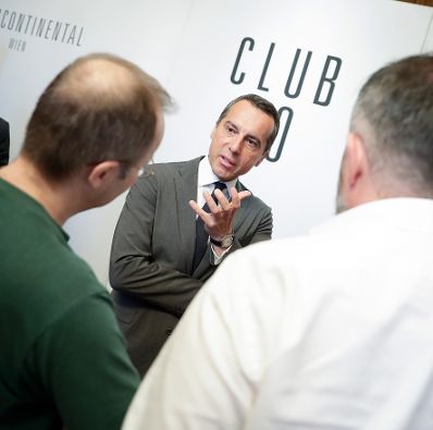 Am 8. August 2017 nahm Bundeskanzler Christian Kern (m.) an der Club 20 Diskussion mit Profil Herausgeber Christian Rainer und Eva Linsinger teil.