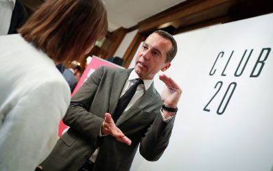 Am 8. August 2017 nahm Bundeskanzler Christian Kern (r.) an der Club 20 Diskussion mit Profil Herausgeber Christian Rainer und Eva Linsinger teil.