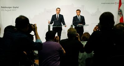 Am 23. August 2017 empfing Bundeskanzler Christian Kern (l.) den franz&ouml;sischen Pr&auml;sidenten Emmanuel Macron (r.) in Salzburg.