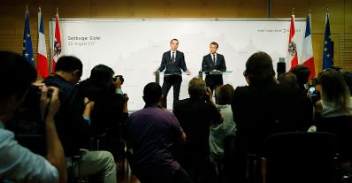 Am 23. August 2017 empfing Bundeskanzler Christian Kern (l.) den franz&ouml;sischen Pr&auml;sidenten Emmanuel Macron (r.) in Salzburg.