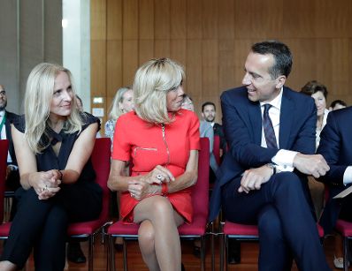 Am 23. August 2017 empfing Bundeskanzler Christian Kern (r.) den franz&ouml;sischen Pr&auml;sidenten Emmanuel Macron in Salzburg. Im Bild mit Brigitte Macron (m.) und Eveline Steinberger-Kern (l.).
