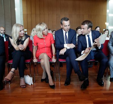 Am 23. August 2017 empfing Bundeskanzler Christian Kern (m.r.) den franz&ouml;sischen Pr&auml;sidenten Emmanuel Macron (r.) in Salzburg. Im Bild mit Brigitte Macron (m.l.) und Eveline Steinberger-Kern (l.).