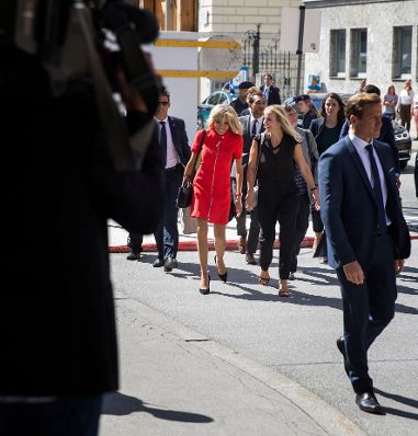 Am 23. August 2017 absolvierten Brigitte Macron (l.) und Eveline Steinberger-Kern (r.) im Rahmen des Besuchs des franz&ouml;sischen Pr&auml;sidenten Emmanuel Macron bei Bundeskanzler Christian Kern ein Damenprogramm.