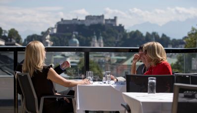 Am 23. August 2017 absolvierten Brigitte Macron (m.r.) und Eveline Steinberger-Kern (m.l.) im Rahmen des Besuchs des franz&ouml;sischen Pr&auml;sidenten Emmanuel Macron bei Bundeskanzler Christian Kern ein Damenprogramm.