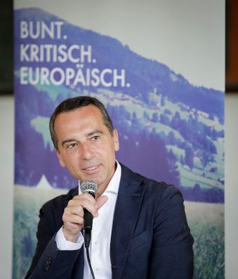 Am 28. August 2017 nahm Bundeskanzler Christian Kern am Europ&auml;ischen Forum Alpbach teil. Im Bild beim Kamingespr&auml;ch mit Studierenden der IG Wien und des Club Alpbach Ober&ouml;sterreich.