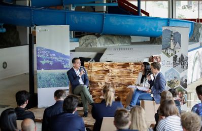 Am 28. August 2017 nahm Bundeskanzler Christian Kern (l.) am Europ&auml;ischen Forum Alpbach teil. Im Bild beim Kamingespr&auml;ch mit Studierenden der IG Wien und des Club Alpbach Ober&ouml;sterreich.