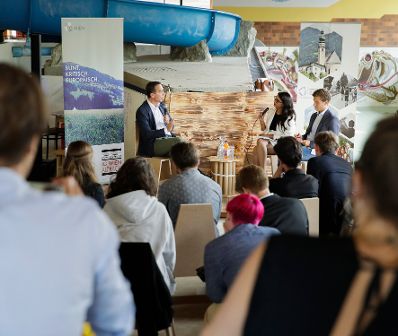 Am 28. August 2017 nahm Bundeskanzler Christian Kern (l.) am Europ&auml;ischen Forum Alpbach teil. Im Bild beim Kamingespr&auml;ch mit Studierenden der IG Wien und des Club Alpbach Ober&ouml;sterreich.