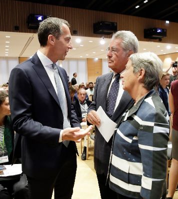 Am 28. August 2017 nahm Bundeskanzler Christian Kern (l.) am Europ&auml;ischen Forum Alpbach teil. Im Bild mit Bundespr&auml;sident a.D. Heinz Fischer (m.) und Margit Fischer (r.).