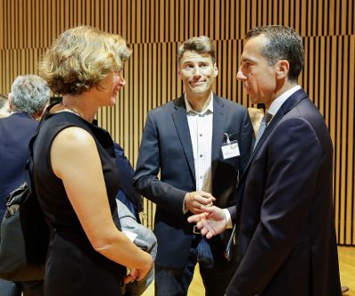 Am 28. August 2017 nahm Bundeskanzler Christian Kern (r.) am Europ&auml;ischen Forum Alpbach teil. Im Bild mit der italienisch-amerikanischen Wirtschaftswissenschaftlerin Mariana Mazzucato (l.) und dem B&uuml;rgermeister der Stadt Vancouver Gregor Robertson (m.).