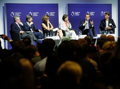 Am 28. August 2017 nahm der Bundeskanzler am Europ&auml;ischen Forum Alpbach teil. Im Bild (v.l.n.r.) Vizepr&auml;sident der Europ&auml;ischen Investitionsbank Wilhelm Molterer, der US-amerikanische &Ouml;konom Jeffrey Sachs, die italienisch-amerikanische Wirtschaftswissenschaftlerin Mariana Mazzucato, Moderatorin Alexandra F&ouml;derl-Schmid, Bundeskanzler Christian Kern und B&uuml;rgermeister der Stadt Vancouver Gregor Robertson.