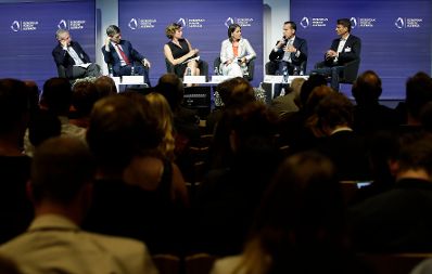 Am 28. August 2017 nahm der Bundeskanzler am Europ&auml;ischen Forum Alpbach teil. Im Bild (v.l.n.r.) Vizepr&auml;sident der Europ&auml;ischen Investitionsbank Wilhelm Molterer, der US-amerikanische &Ouml;konom Jeffrey Sachs, die italienisch-amerikanische Wirtschaftswissenschaftlerin Mariana Mazzucato, Moderatorin Alexandra F&ouml;derl-Schmid, Bundeskanzler Christian Kern und B&uuml;rgermeister der Stadt Vancouver Gregor Robertson.