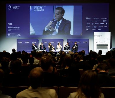 Am 28. August 2017 nahm der Bundeskanzler am Europ&auml;ischen Forum Alpbach teil. Im Bild (v.l.n.r.) Vizepr&auml;sident der Europ&auml;ischen Investitionsbank Wilhelm Molterer, der US-amerikanische &Ouml;konom Jeffrey Sachs, die italienisch-amerikanische Wirtschaftswissenschaftlerin Mariana Mazzucato, Moderatorin Alexandra F&ouml;derl-Schmid, Bundeskanzler Christian Kern und B&uuml;rgermeister der Stadt Vancouver Gregor Robertson.