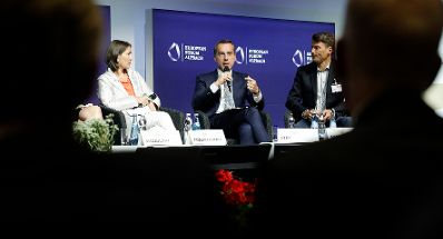Am 28. August 2017 nahm Bundeskanzler Christian Kern (m.) am Europ&auml;ischen Forum Alpbach teil. Im Bild mit Moderatorin Alexandra F&ouml;derl-Schmid (l.) und dem B&uuml;rgermeister der Stadt Vancouver Gregor Robertson (r.).