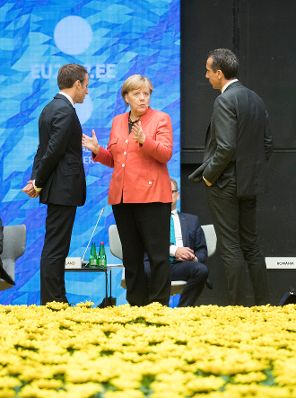 Am 29. September 2017 fand das Digitale Gipfeltreffen der Europ&auml;ischen Staats- und Regierungschefs in Tallinn statt. Im Bild Bundeskanzler Christian Kern (r.) mit der deutschen Bundeskanzlerin Angela Merkel (m.) und dem franz&ouml;sischen Pr&auml;sidenten Emmanuel Macron (l.).