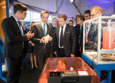 Am 29. September 2017 fand das Digitale Gipfeltreffen der Europ&auml;ischen Staats- und Regierungschefs in Tallinn statt. Im Bild Bundeskanzler Christian Kern (l.) mit dem Premierminister des Gro&szlig;herzogtums Luxemburg, Xavier Bettel (r.) bei der Besichtigung des Creative Hub.