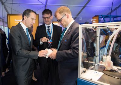 Am 29. September 2017 fand das Digitale Gipfeltreffen der Europ&auml;ischen Staats- und Regierungschefs in Tallinn statt. Im Bild Bundeskanzler Christian Kern (l.) bei der Besichtigung des Creative Hub.