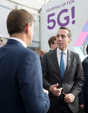 Am 29. September 2017 fand das Digitale Gipfeltreffen der Europ&auml;ischen Staats- und Regierungschefs in Tallinn statt. Im Bild Bundeskanzler Christian Kern (r.) bei der Besichtigung des Creative Hub.