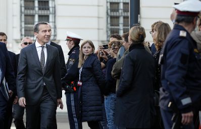 Am 17. Oktober 2017 nahm Bundespr&auml;sident Alexander Van der Bellen den R&uuml;cktritt der &ouml;sterreichischen Bundesregierung an. Im Anschluss betraute er diese mit der Fortf&uuml;hrung der Amtsgesch&auml;fte bis zur Bildung einer neuen Bundesregierung. Im Bild Bundeskanzler Christian Kern (l.).