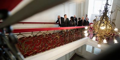 Am 17. Oktober 2017 nahm Bundespr&auml;sident Alexander Van der Bellen den R&uuml;cktritt der &ouml;sterreichischen Bundesregierung an. Im Anschluss betraute er diese mit der Fortf&uuml;hrung der Amtsgesch&auml;fte bis zur Bildung einer neuen Bundesregierung.