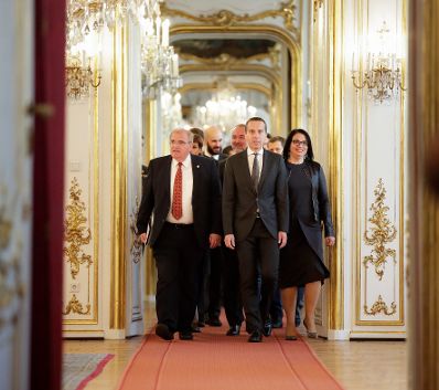 Am 17. Oktober 2017 nahm Bundespr&auml;sident Alexander Van der Bellen den R&uuml;cktritt der &ouml;sterreichischen Bundesregierung an. Im Anschluss betraute er diese mit der Fortf&uuml;hrung der Amtsgesch&auml;fte bis zur Bildung einer neuen Bundesregierung. Im Bild Bundeskanzler Christian Kern (m.) mit Vizekanzler und Justizminister Wolfgang Brandstetter (l.).