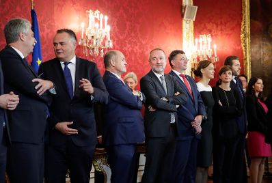 Am 17. Oktober 2017 nahm Bundespr&auml;sident Alexander Van der Bellen den R&uuml;cktritt der &ouml;sterreichischen Bundesregierung an. Im Anschluss betraute er diese mit der Fortf&uuml;hrung der Amtsgesch&auml;fte bis zur Bildung einer neuen Bundesregierung.