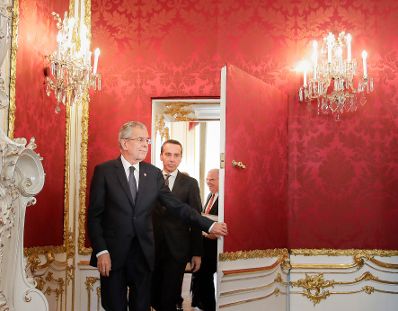 Am 17. Oktober 2017 nahm der Bundespr&auml;sident den R&uuml;cktritt der &ouml;sterreichischen Bundesregierung an. Im Anschluss betraute er diese mit der Fortf&uuml;hrung der Amtsgesch&auml;fte bis zur Bildung einer neuen Bundesregierung. Im Bild Bundespr&auml;sident Alexander Van der Bellen (l.) mit Bundeskanzler Christian Kern (m.) und Vizekanzler und Justizminister Wolfgang Brandstetter (r.).