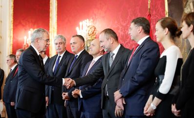 Am 17. Oktober 2017 nahm der Bundespr&auml;sident den R&uuml;cktritt der &ouml;sterreichischen Bundesregierung an. Im Anschluss betraute er diese mit der Fortf&uuml;hrung der Amtsgesch&auml;fte bis zur Bildung einer neuen Bundesregierung. Im Bild (v.l.n.r.) Bundespr&auml;sident Alexander Van der Bellen, Finanzminister Hans J&ouml;rg Schelling, Verteidigungsminister Hans Peter Doskozil, Innenminister Wolfgang Sobotka, Kanzleramtsminister Thomas Drozda, Verkehrsminister J&ouml;rg Leichtfried, Bildungsministerin Sonja Hammerschmid und Gesundheitsministerin Pamela Rendi-Wagner.