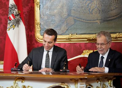 Am 17. Oktober 2017 nahm der Bundespr&auml;sident den R&uuml;cktritt der &ouml;sterreichischen Bundesregierung an. Im Anschluss betraute er diese mit der Fortf&uuml;hrung der Amtsgesch&auml;fte bis zur Bildung einer neuen Bundesregierung. Im Bild Bundespr&auml;sident Alexander Van der Bellen (r.) mit Bundeskanzler Christian Kern (l.).