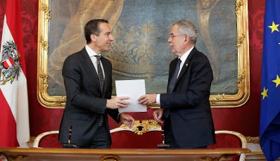 Am 17. Oktober 2017 nahm der Bundespr&auml;sident den R&uuml;cktritt der &ouml;sterreichischen Bundesregierung an. Im Anschluss betraute er diese mit der Fortf&uuml;hrung der Amtsgesch&auml;fte bis zur Bildung einer neuen Bundesregierung. Im Bild Bundespr&auml;sident Alexander Van der Bellen (r.) mit Bundeskanzler Christian Kern (l.).